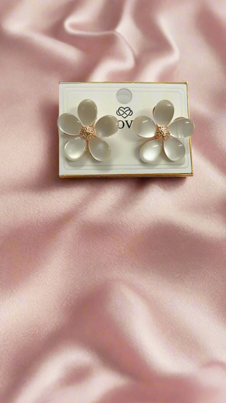 White Daisy Flower Stud Earrings with Gold-Tone Center