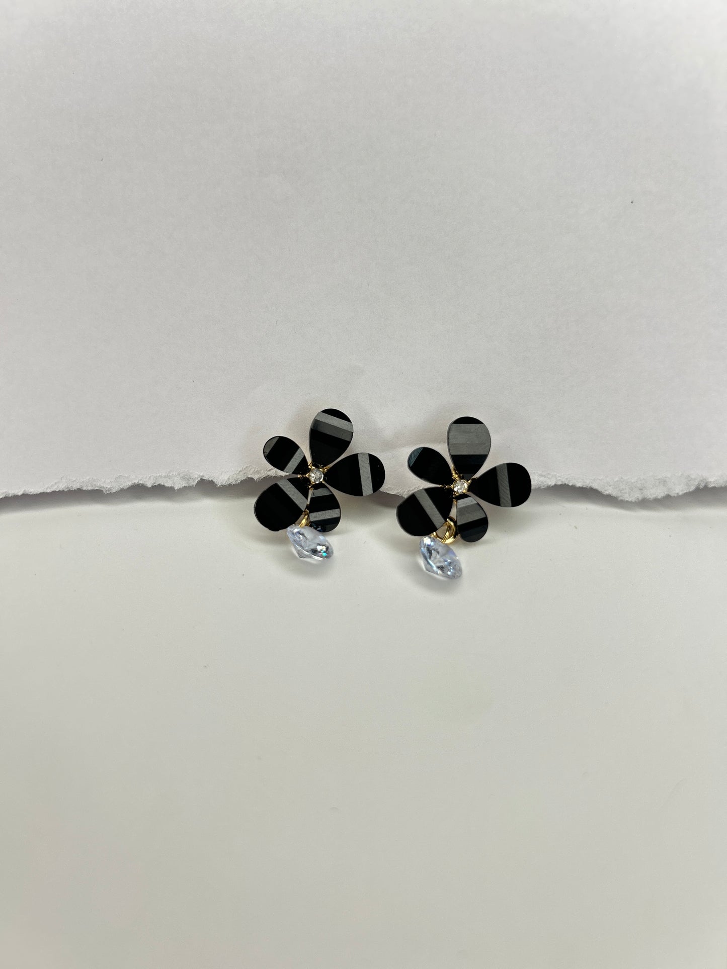 Black Petal Shine Earring
