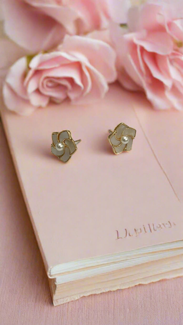 Elegant Petal Pearl Stud Earrings – Gold-Trimmed Floral Design